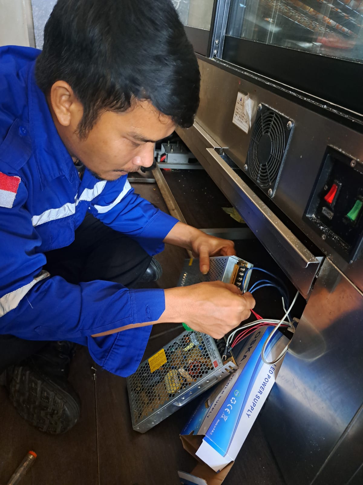 Teknisi melakukan pengecekan mesin pendingin AC