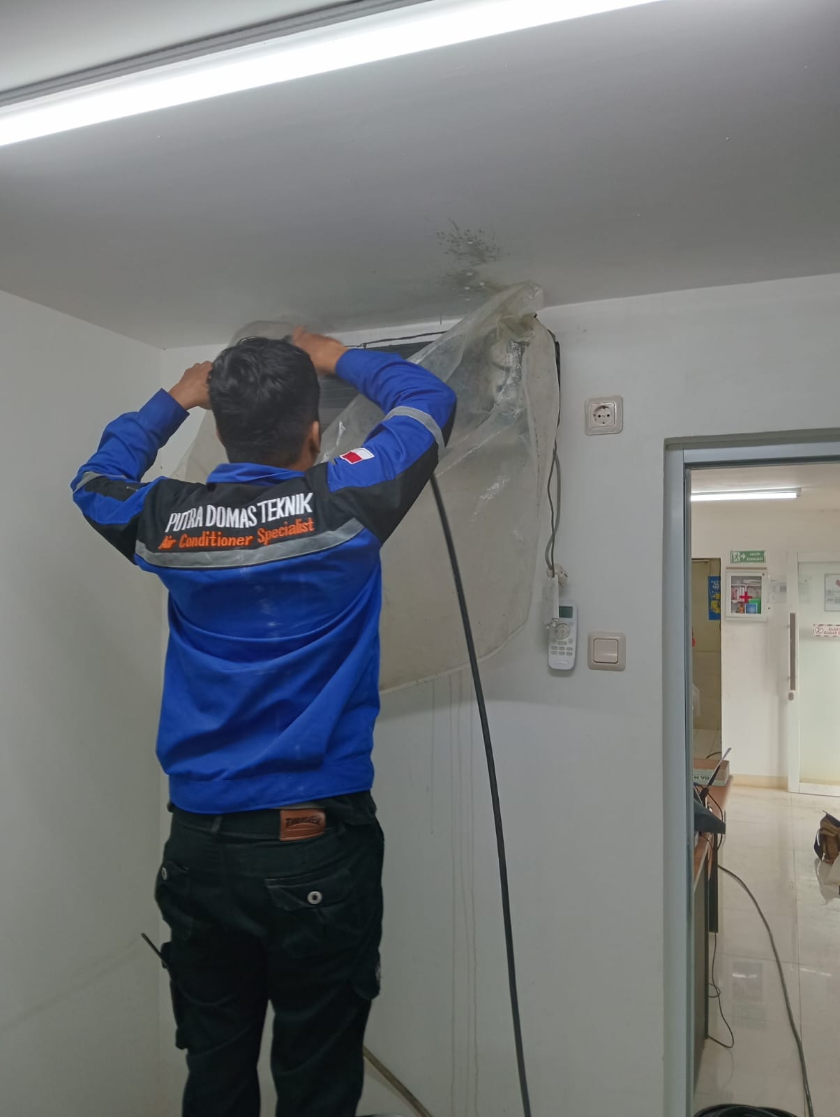 Foto indoor service AC oleh teknisi Putra Domas Teknik