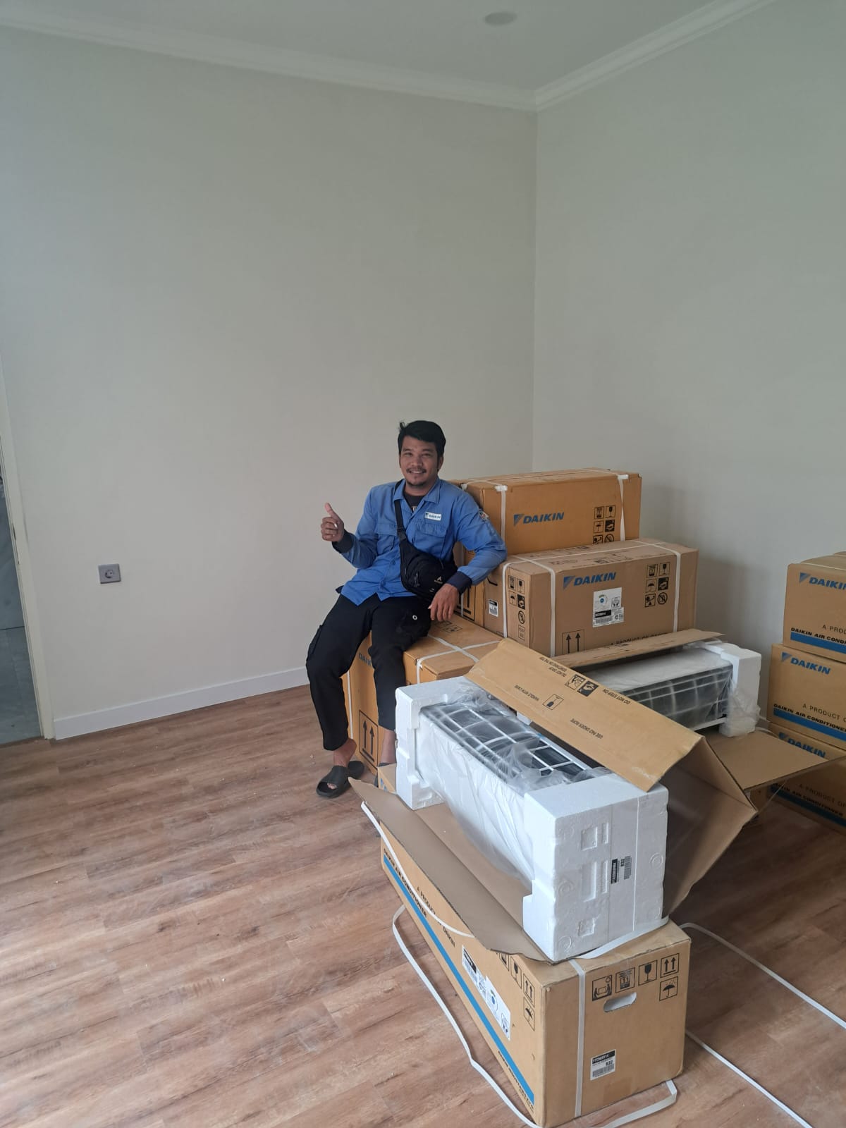 Persiapan pemasangan AC untuk kantor oleh teknisi profesional